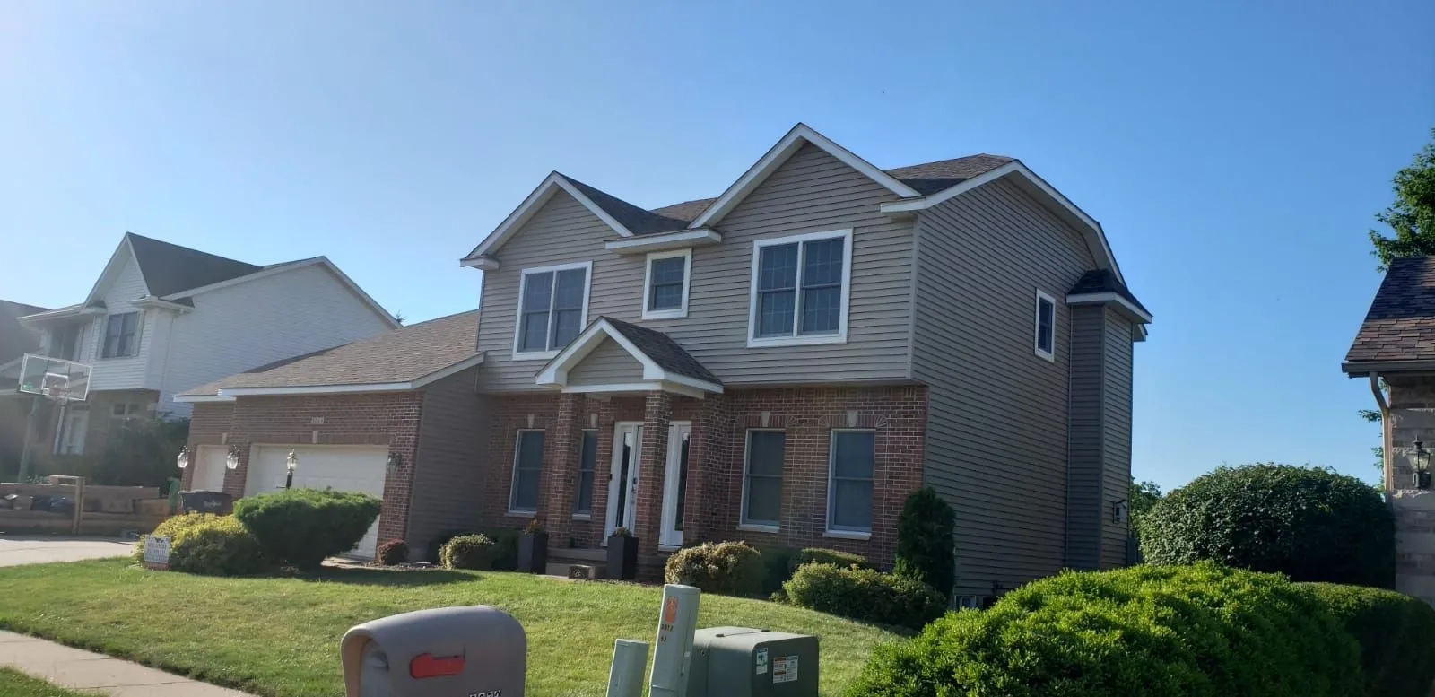 A large house with a mailbox in front of it.
